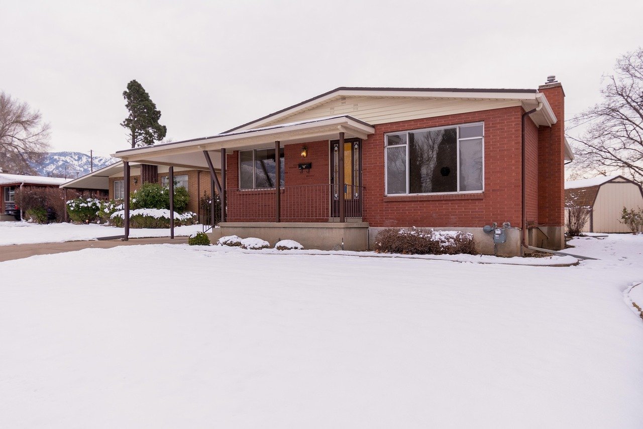 découvrez comment établir un budget d'achat immobilier réaliste pour trouver la maison idéale sans dépasser vos moyens financiers.