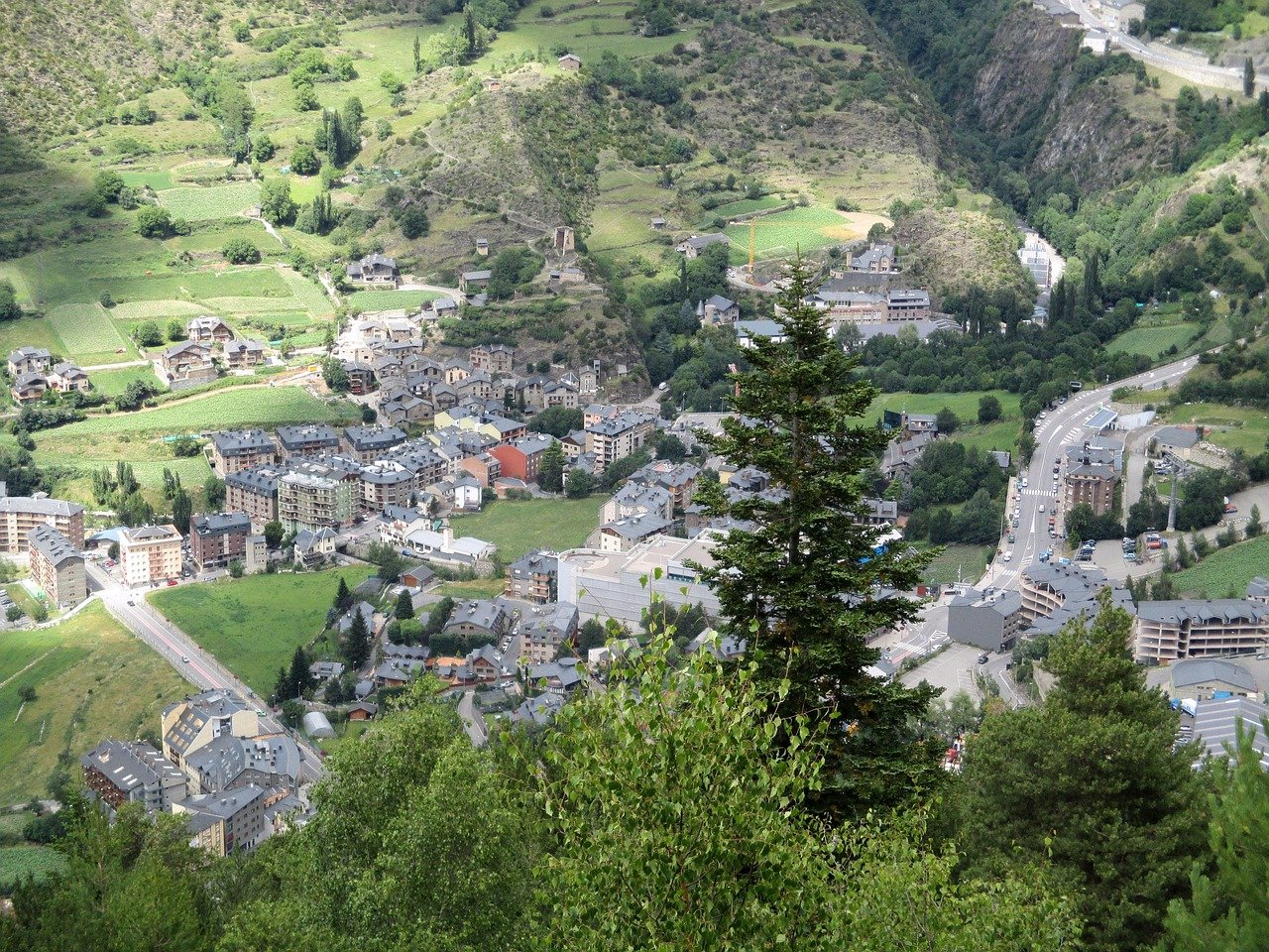 découvrez les étapes essentielles pour s'installer en andorre en tant qu'individu, incluant les démarches administratives, le logement, et l'intégration locale.
