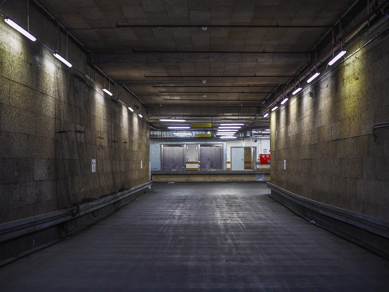 découvrez nos services professionnels d'installation et de réparation de portes de garage pour sécuriser et embellir votre maison.