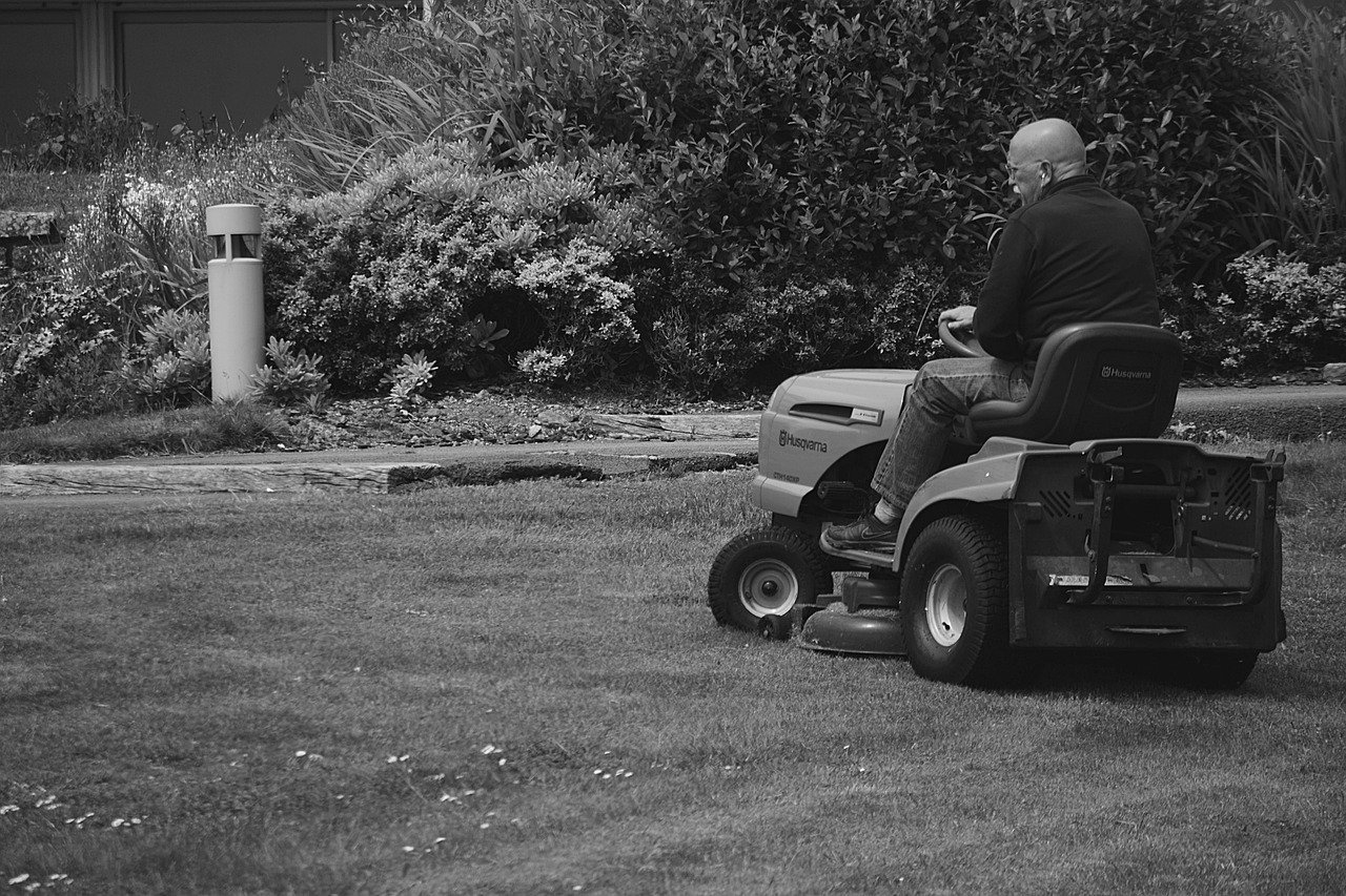 service professionnel de tonte de pelouse pour un jardin impeccable et bien entretenu toute l'année.