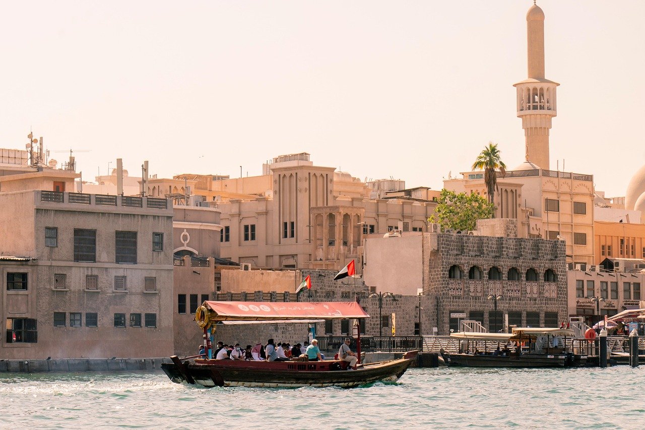 découvrez les enjeux et les conséquences de la crise à dubaï, une analyse approfondie des facteurs économiques, sociaux et politiques impactant la région.