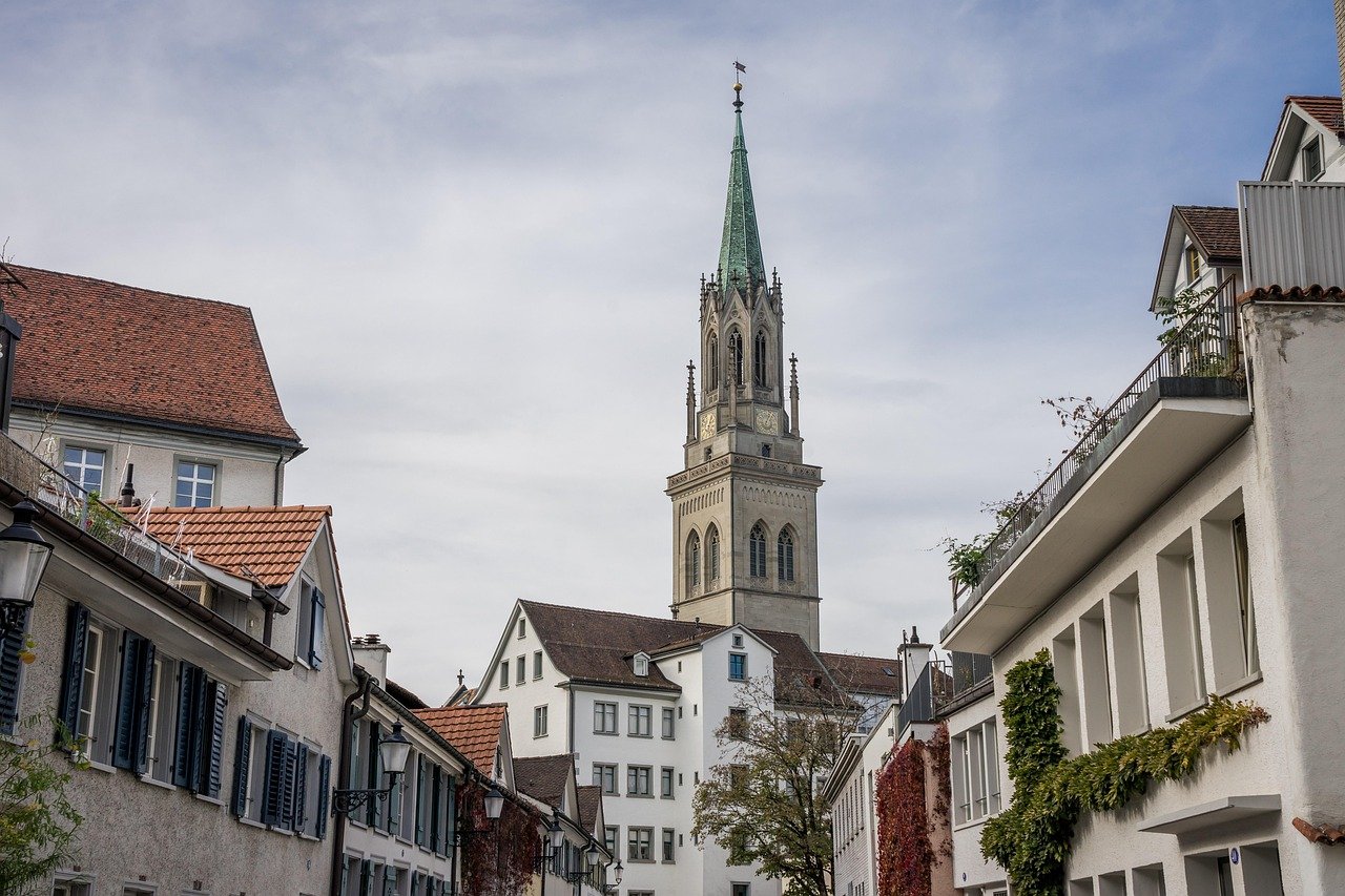 découvrez les opportunités d'investissement en suisse, un pays stable avec un environnement économique favorable et des secteurs clés prometteurs.