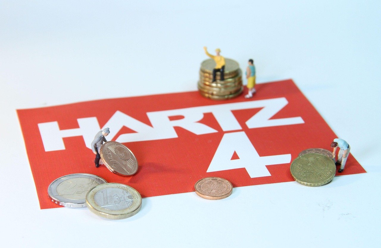 découvrez les dernières informations sur le salaire minimum en 2025, ses évolutions législatives et son impact sur le pouvoir d'achat des travailleurs.